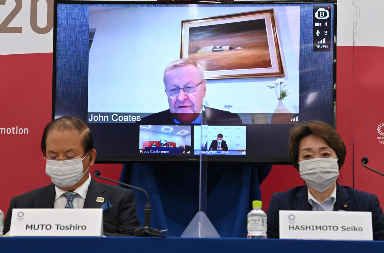 合同記者会見で発言するIOCのジョン・コーツ副会長（後方モニター上）。右下は橋本会長、左下は武藤事務総長（代表撮影）