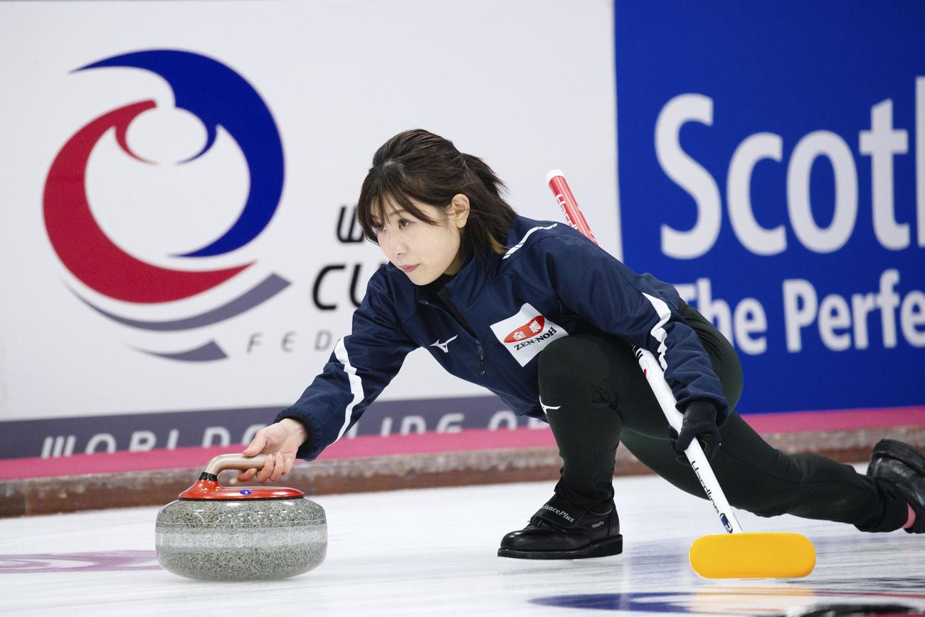 スウェーデン戦でショットを放つ日本の吉田夕（世界カーリング連盟提供・共同）