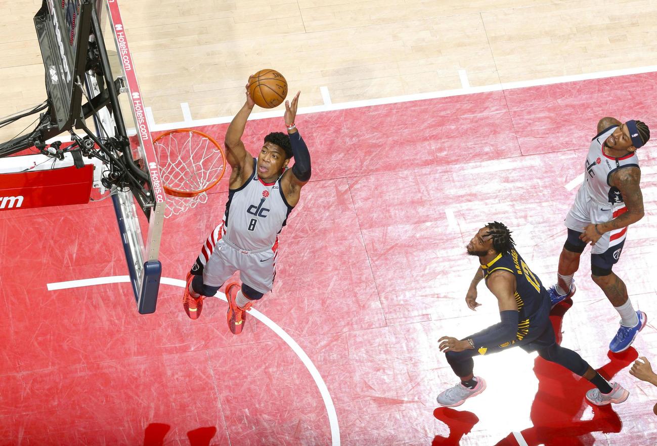 ペーサーズ戦でダンクシュートを狙うウィザーズの八村（左）（NBAE提供・ゲッティ＝共同）