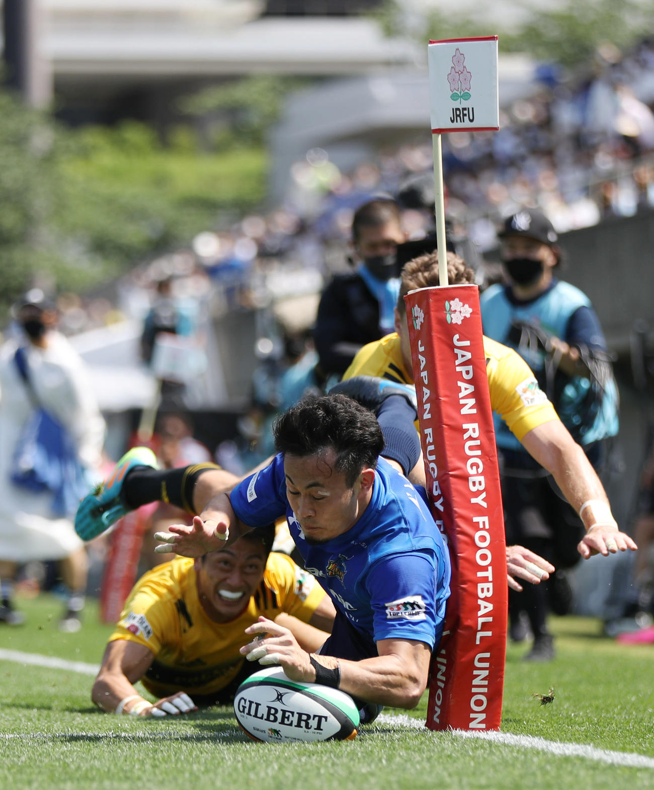 サントリー対パナソニック　前半、トライを決めるパナソニックWTB福岡（撮影・狩俣裕三）