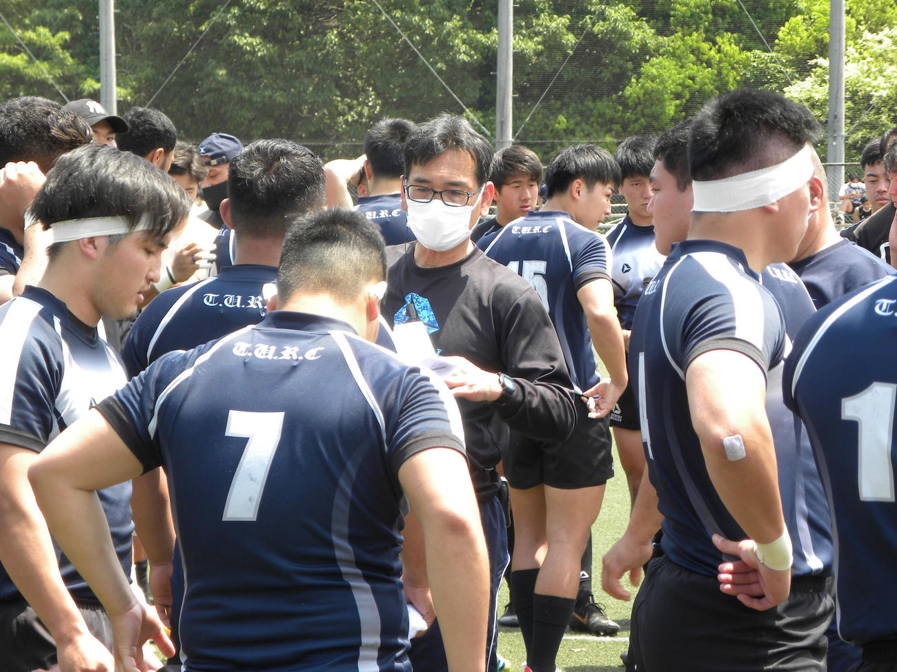 京産大戦のハーフタイムに指示を出す天理大・小松節夫監督（中央）（撮影・松本航）
