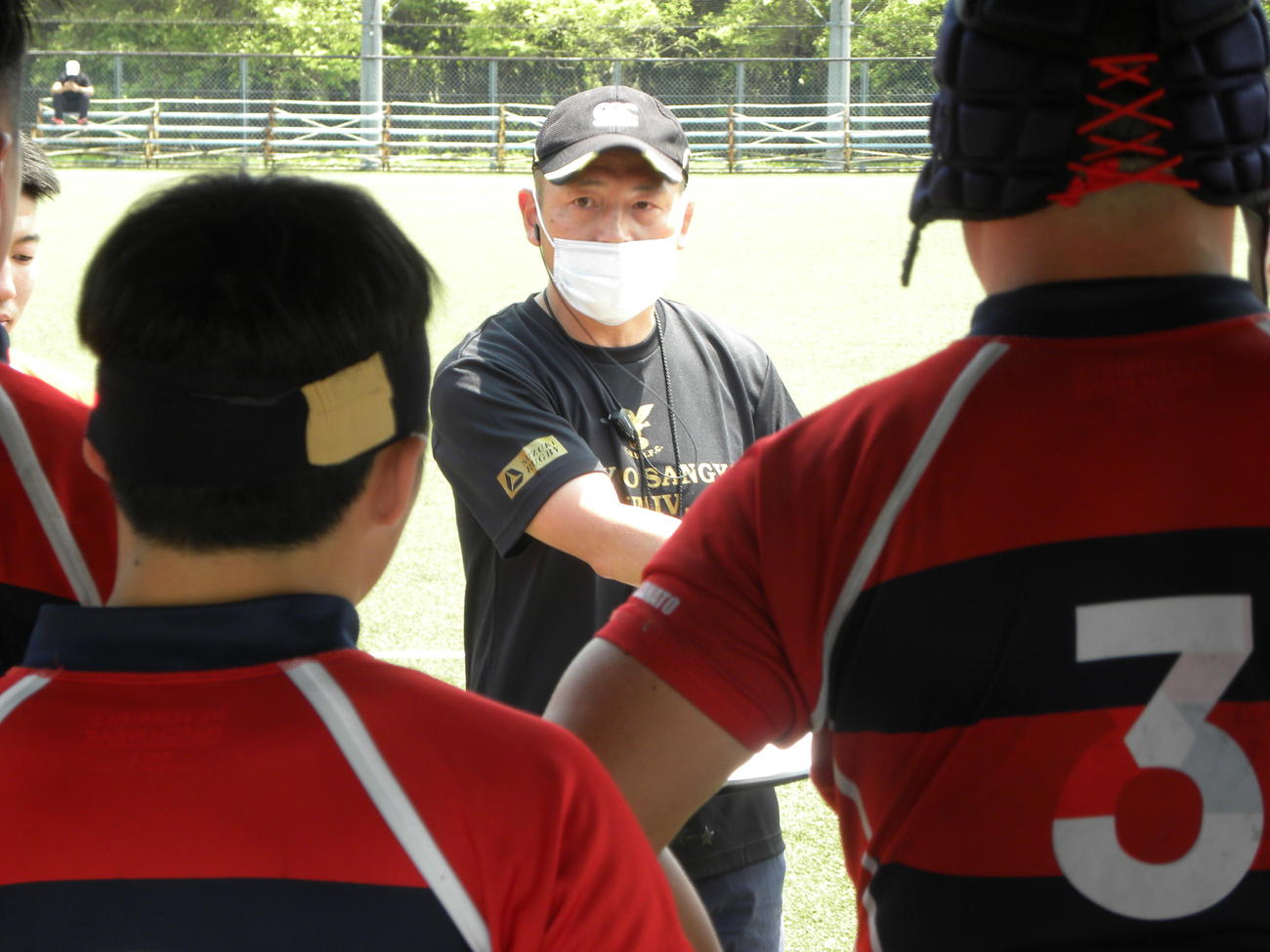 天理大戦に臨む選手へ指示を送る京産大の広瀬佳司監督（撮影・松本航）