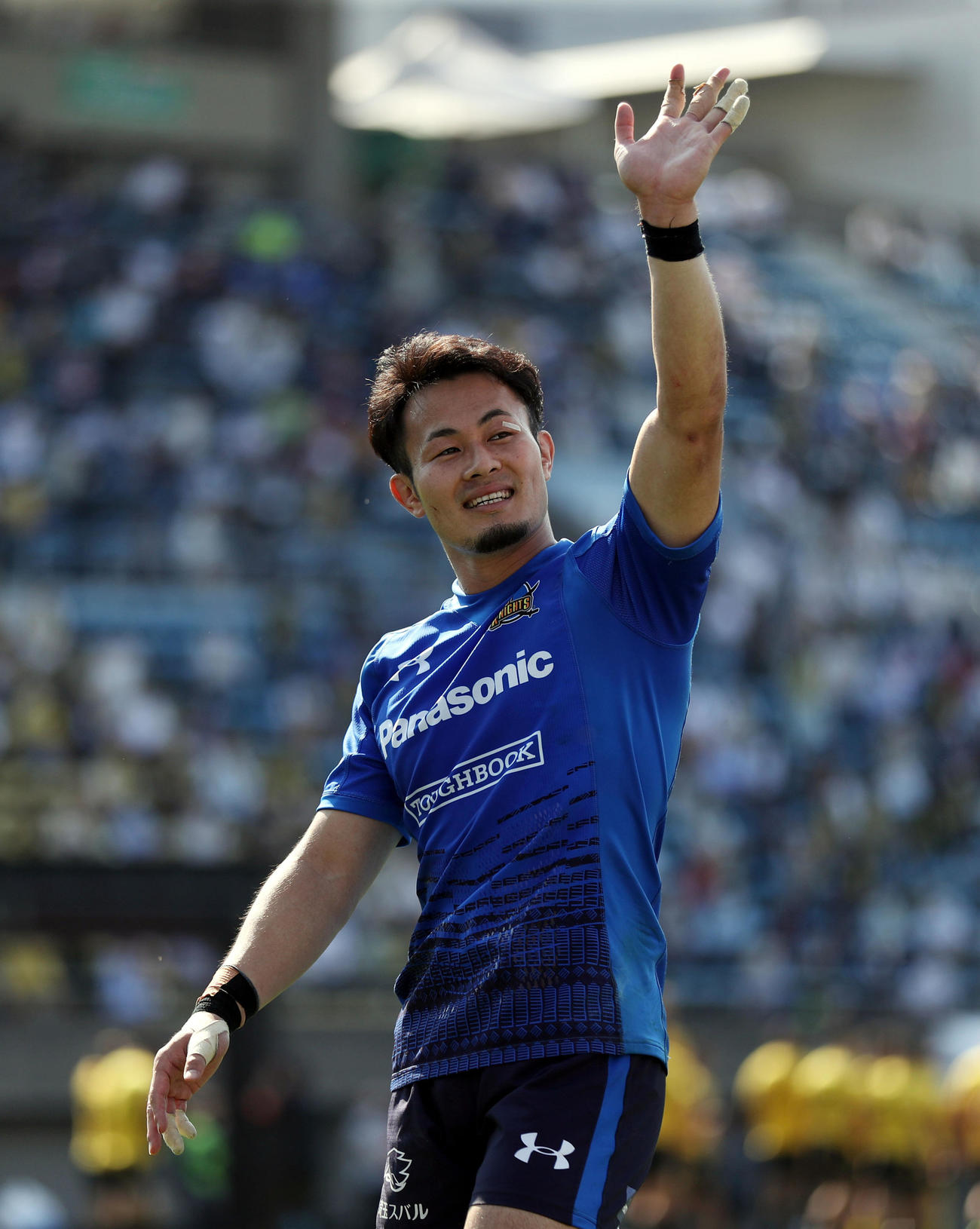 サントリー対パナソニック　優勝し、サポーターに手を振るパナソニック福岡（撮影・狩俣裕三）