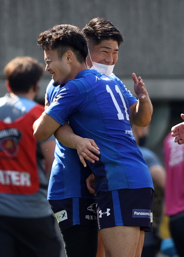 サントリー対パナソニック　ノーサイドの笛が鳴り、松田（左）と抱き合う福岡（撮影・狩俣裕三）