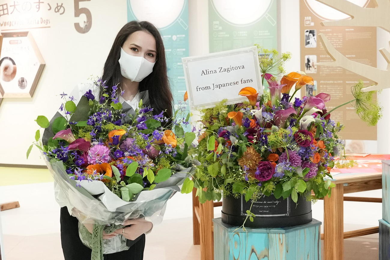 秋田犬の里を訪れ、ファンから花束を贈られたザギトワ（C）Shutterz／CB