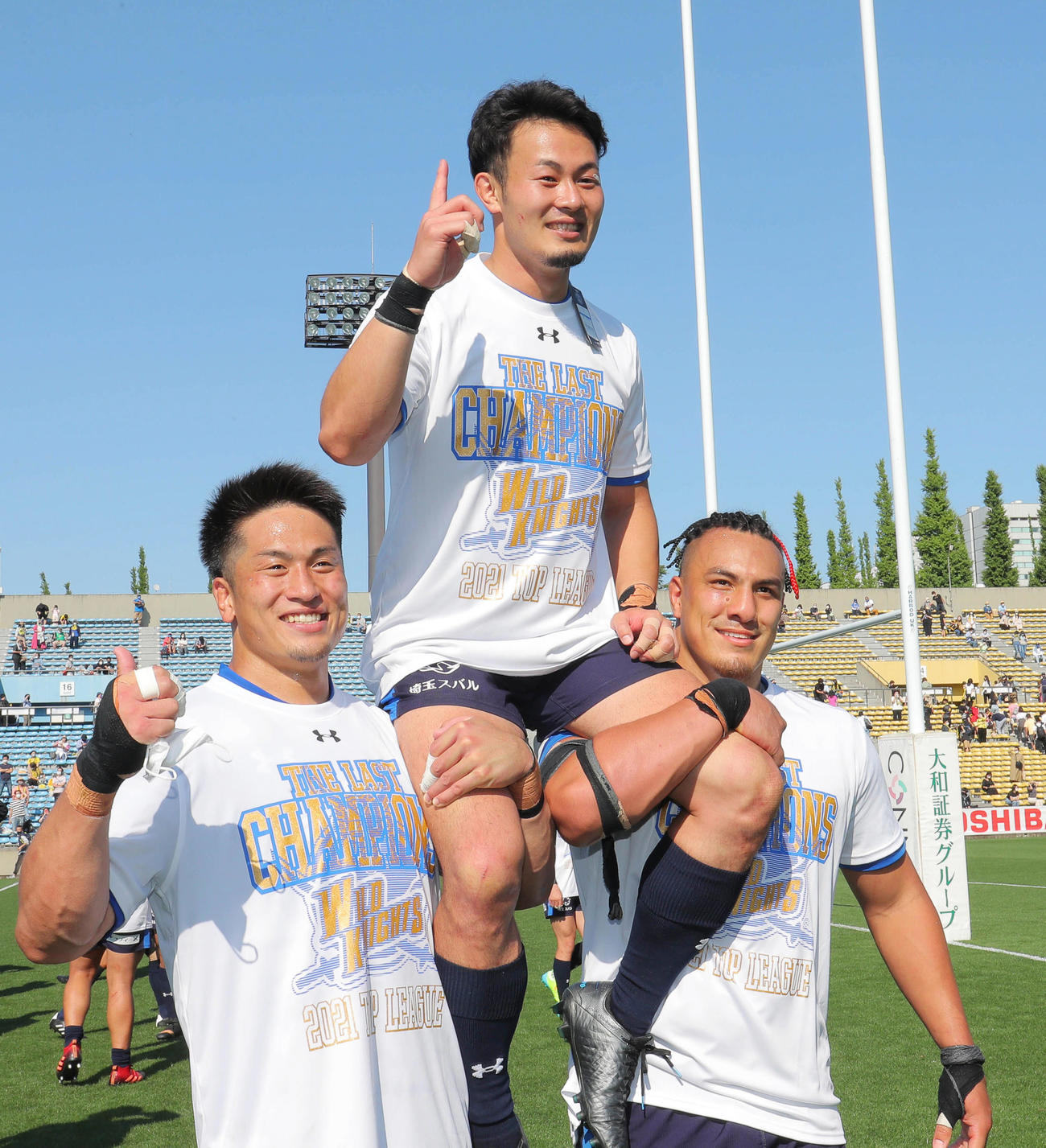 サントリー対パナソニック　表彰式後、長谷川（左）とベン・ガンター（右）に担がれ笑顔を見せる福岡（トップリーグ提供）