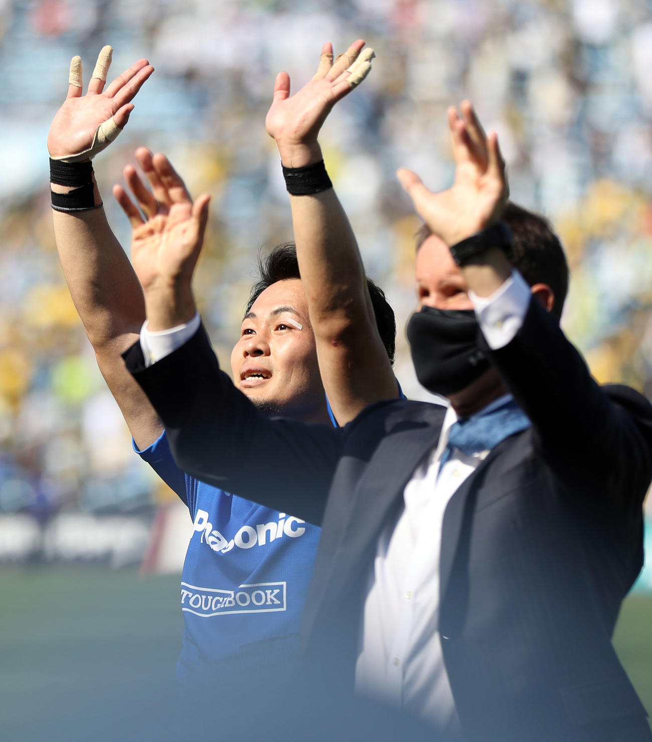 サントリー対パナソニック　試合後、サポーターに手をふる福岡（左）とディーンズ監督（撮影・狩俣裕三）