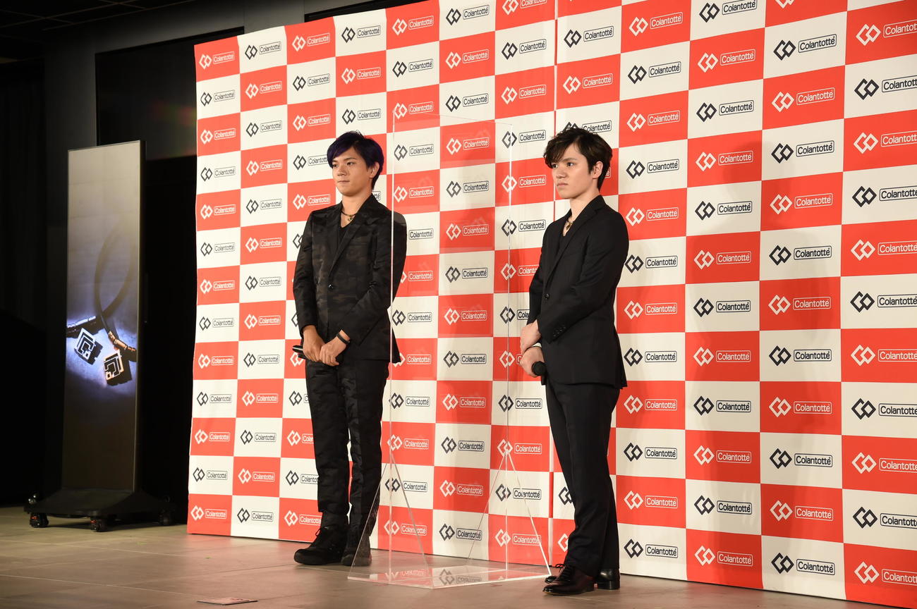 コラントッテ新CM発表会で登壇した宇野昌磨（右）と弟の樹さん（コラントッテ提供）