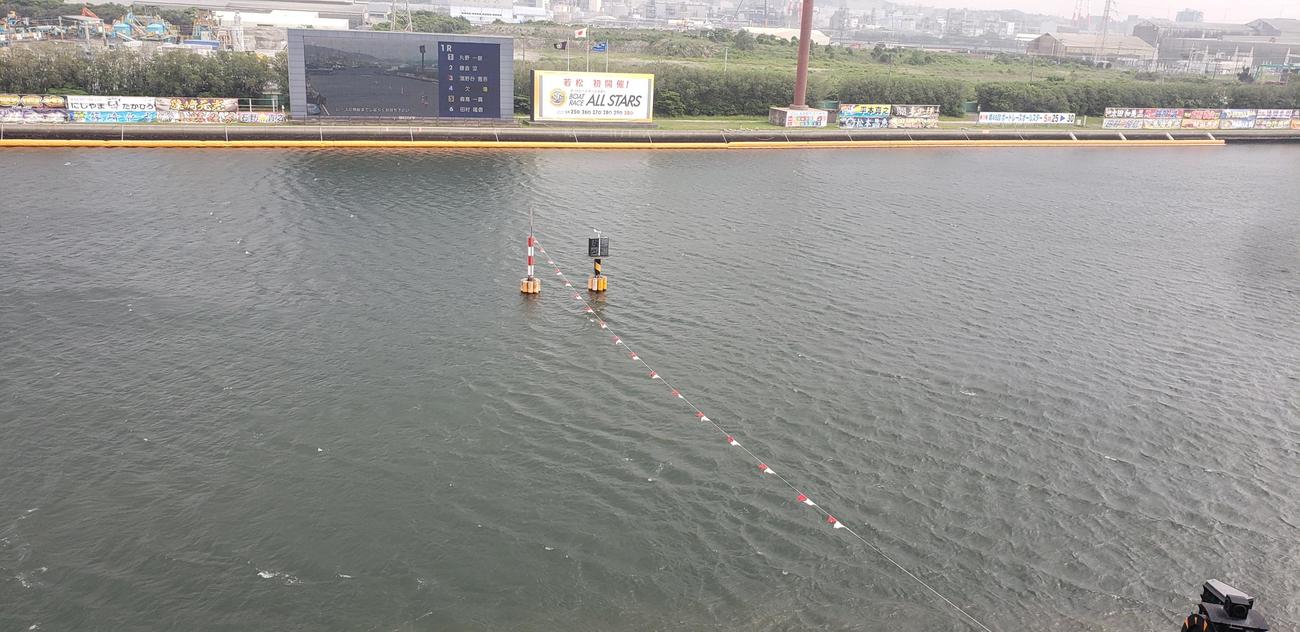 SG第48回ボートレースオールスター　1Rの開始前から空中線がしなるほど強風が吹いているため、開始を遅らせている
