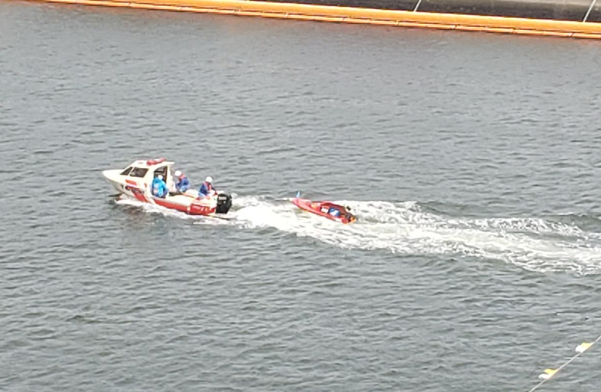 SG第48回ボートレースオールスター　1Rの周回展示で、4枠茅原悠紀は1周1Mを回った後、振り込んでエンストし、救助艇に助けられる
