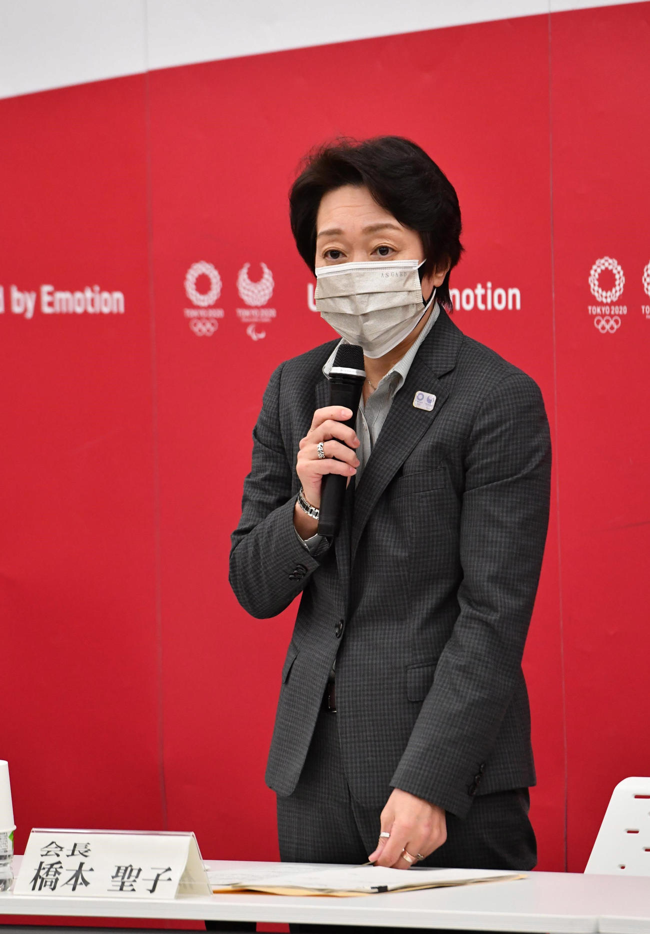 東京2020組織委員会の理事会であいさつする橋本聖子会長（中央）＝代表撮影