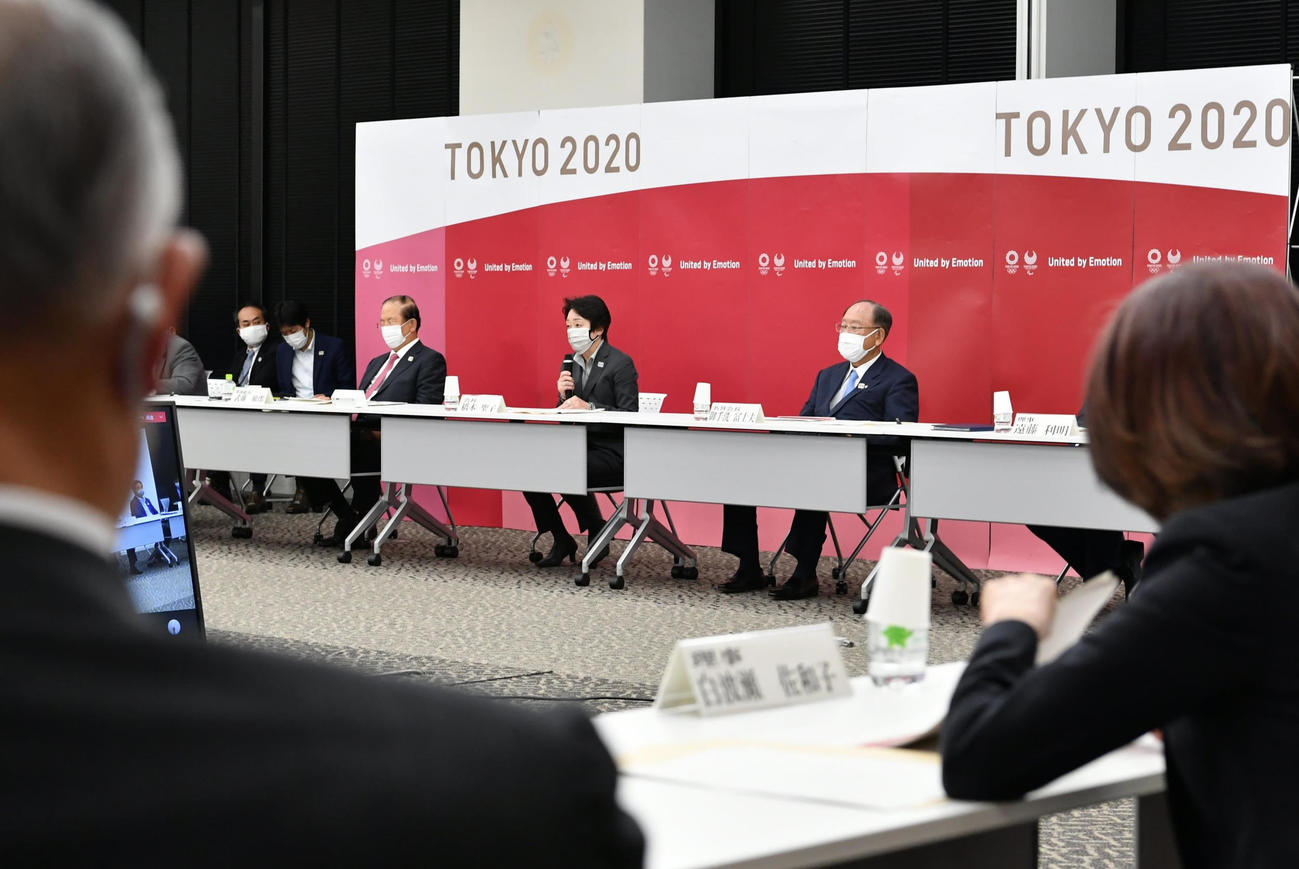 東京2020組織委員会の理事会であいさつする橋本聖子会長（中央）＝代表撮影