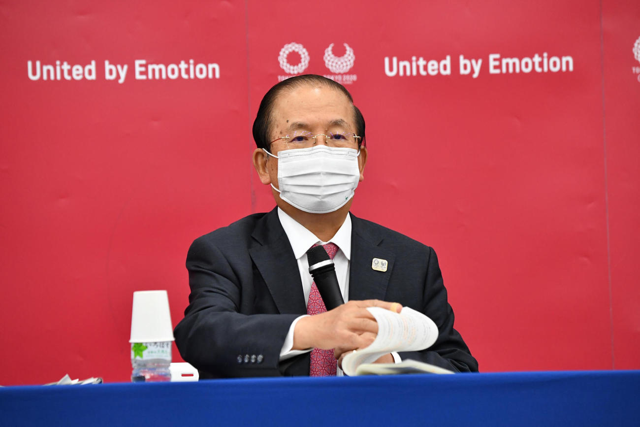 記者会見する武藤敏郎事務総長（代表撮影）
