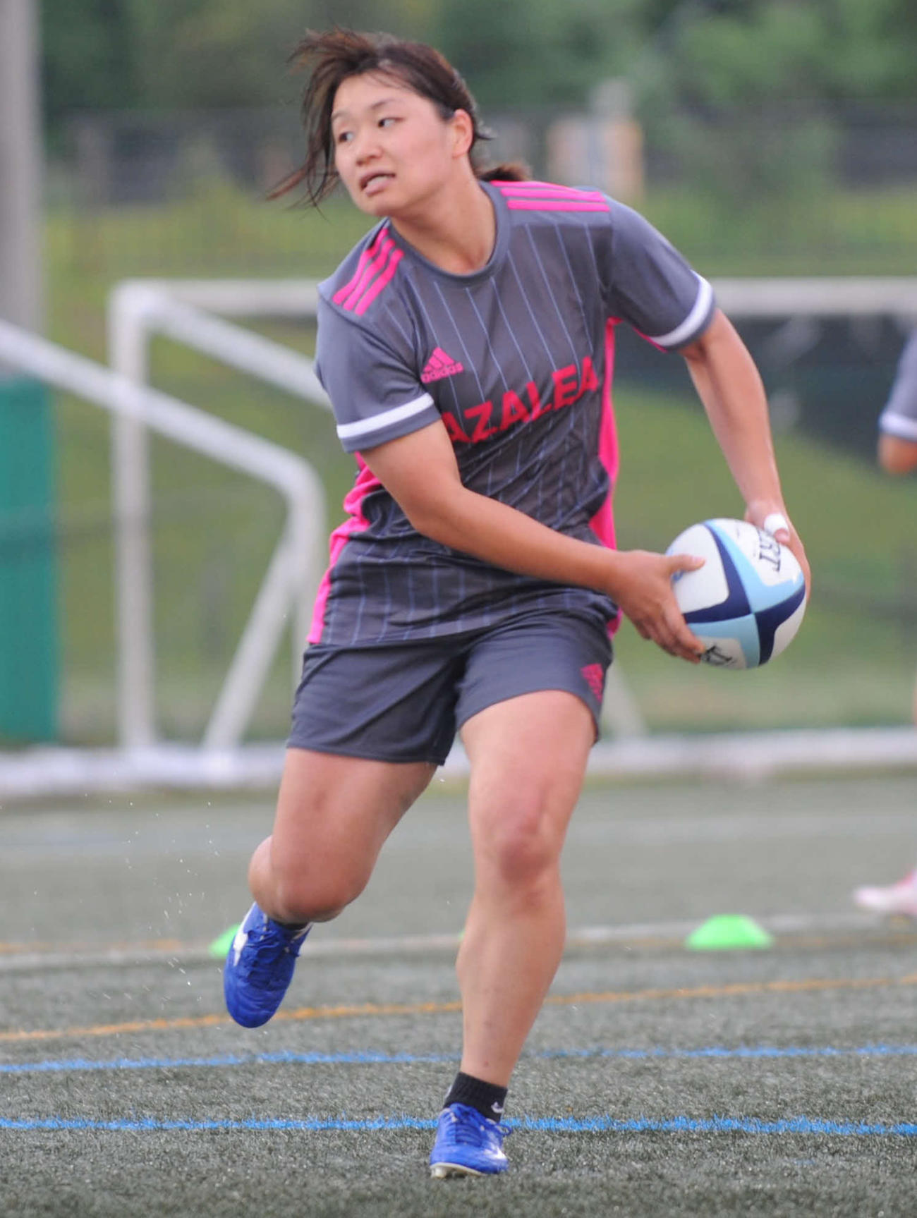パス練習するアザレア・セブンの田村
