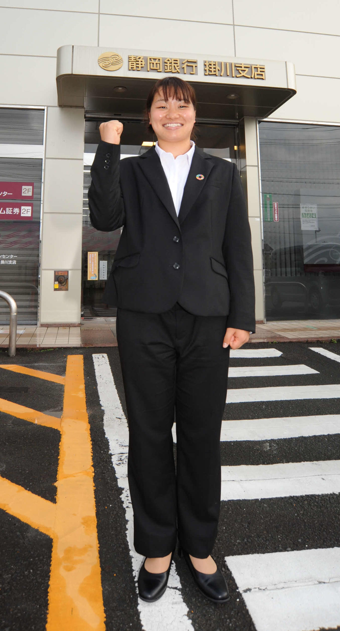 勤務先でガッツポーズするアザレア・セブンの田村