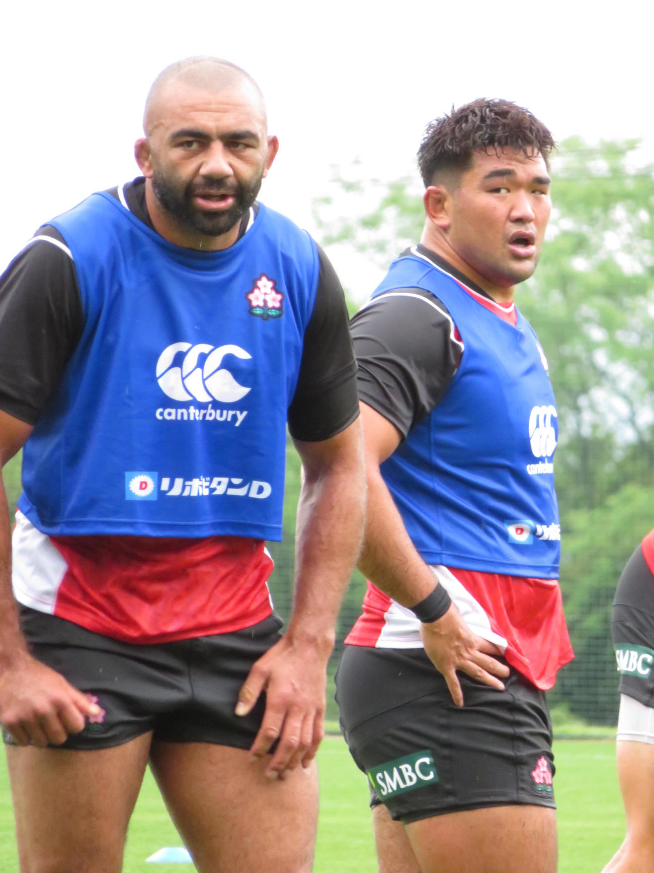 大分合宿で険しい表情を見せる具智元（右）（撮影・峯岸佑樹）
