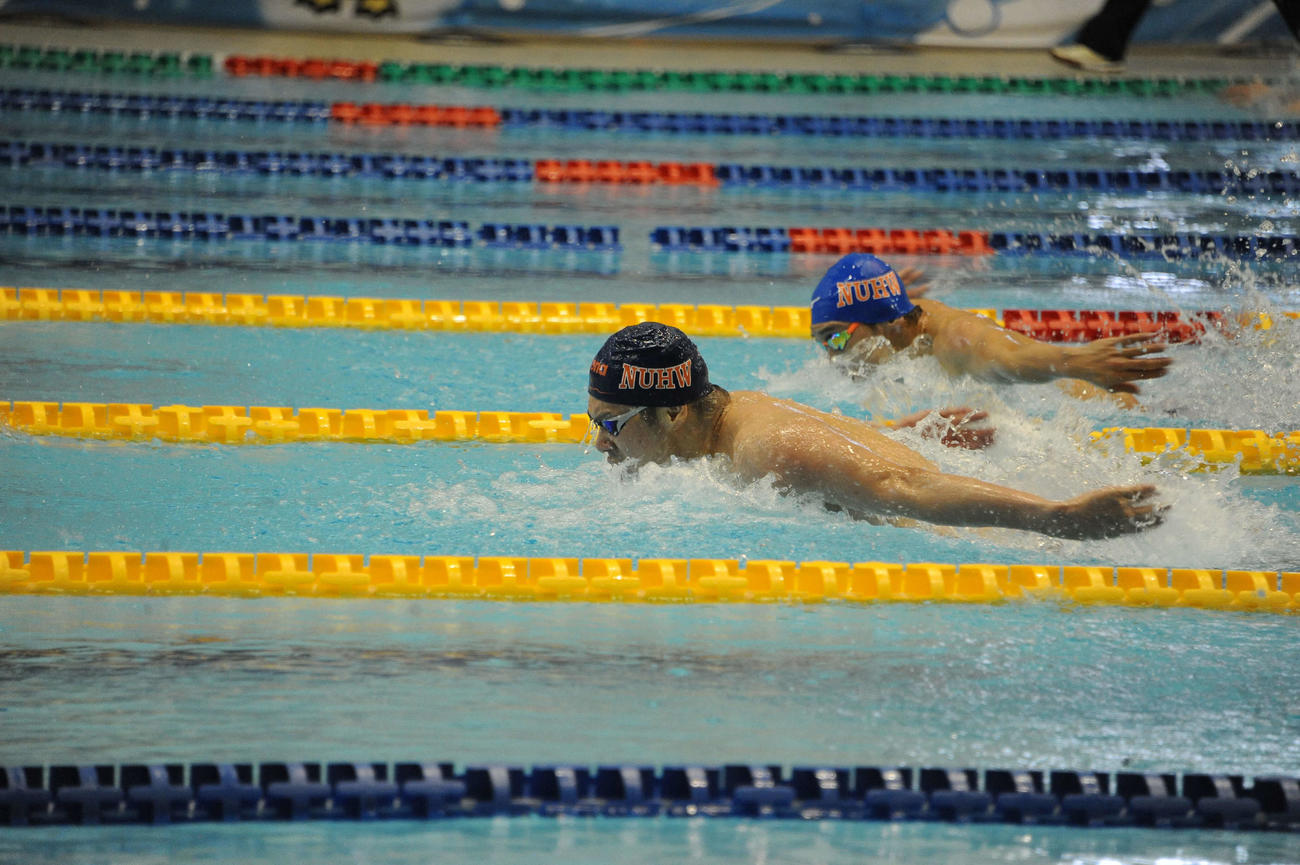 男子100メートルバタフライ予選に出場した水沼（左）は大会新の51秒87をマーク