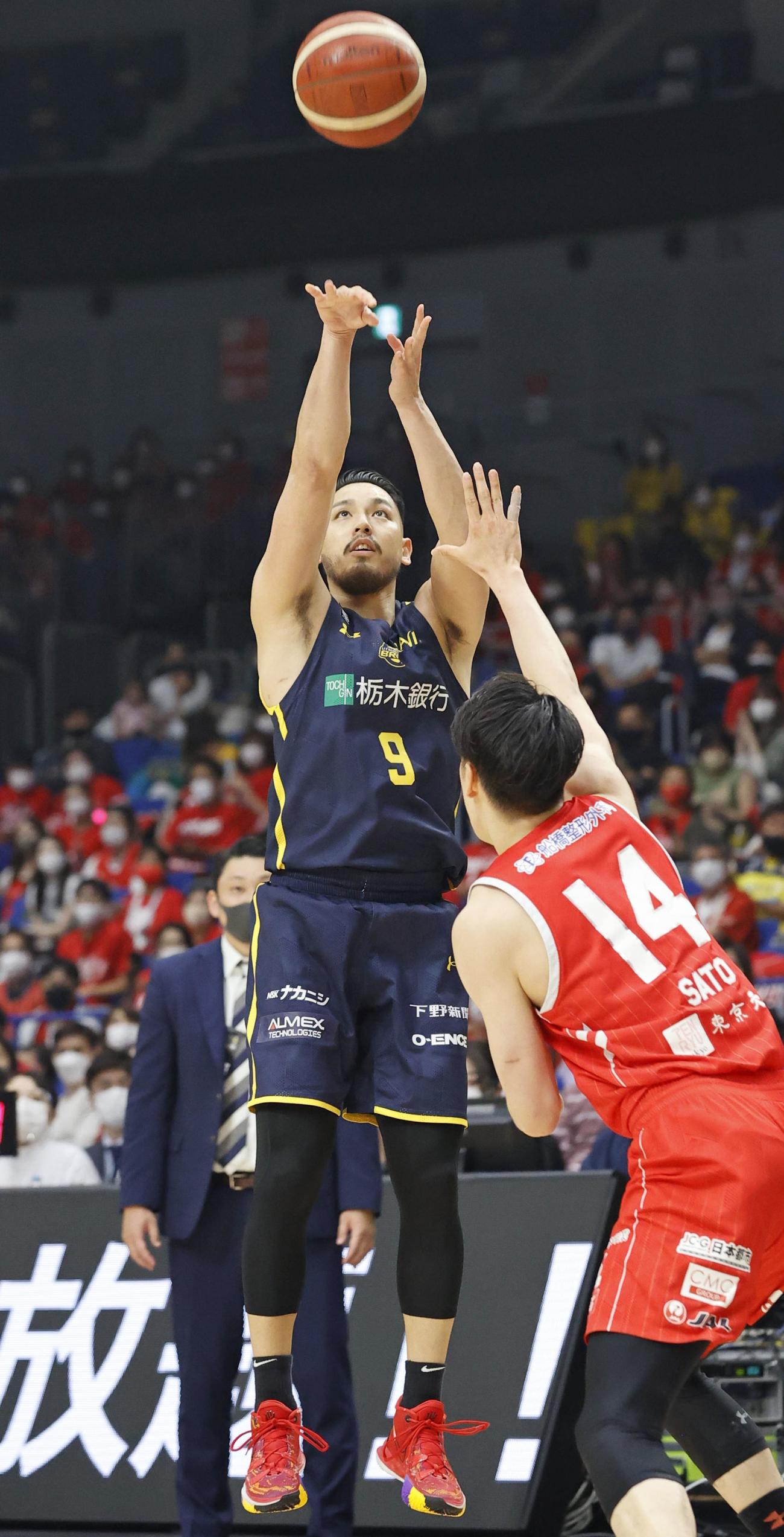 宇都宮―千葉　第3クオーター、シュートを放つ宇都宮・遠藤＝横浜アリーナ（代表撮影）