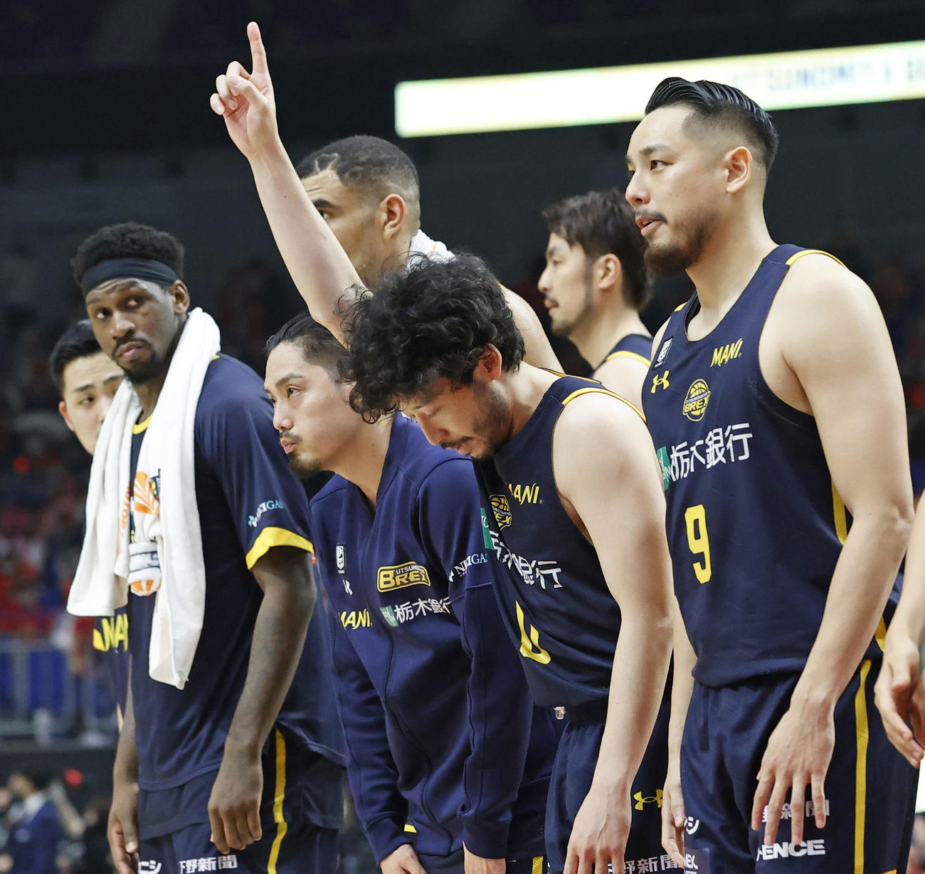 千葉に勝利し、観客にあいさつする宇都宮の選手ら＝横浜アリーナ（代表撮影）