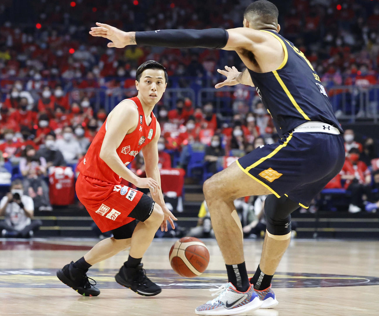 宇都宮対千葉　第2クオーター、攻め込む千葉・富樫勇樹（左）（代表撮影）