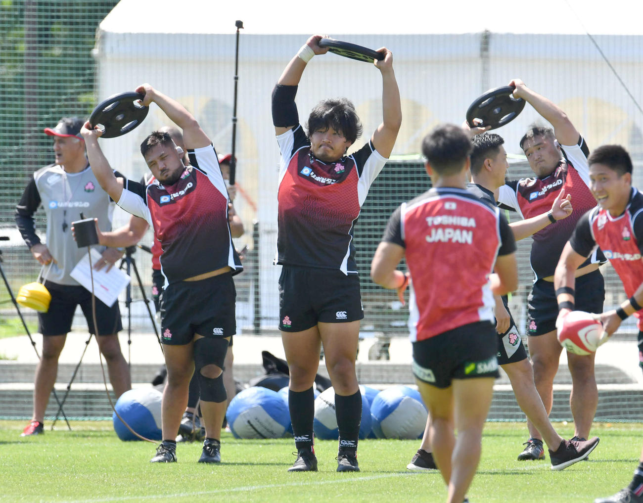 筋力トレーニングを行う稲垣啓太（中央）ら日本代表フィフティーン（撮影・岩下翔太）
