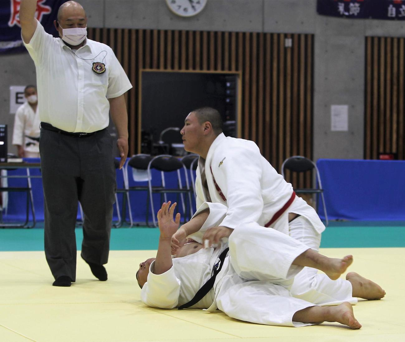 開志国際ルターエンフボルドは決勝で小外刈りで決め、オール一本勝ちで優勝