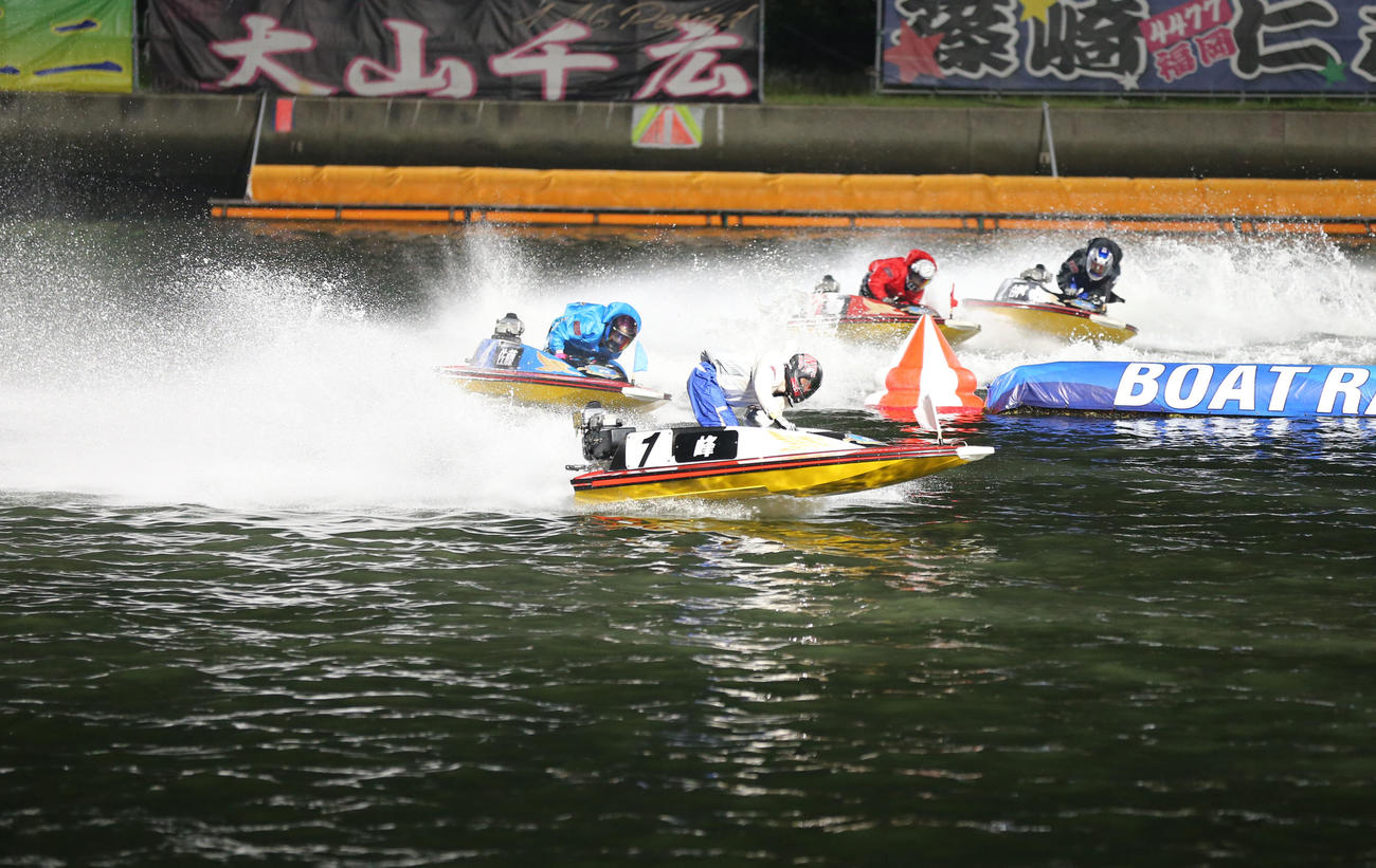 ボートレースオールスター　最終日　12R1周2マーク　1着1号峰竜太（撮影・屋方直哉）
