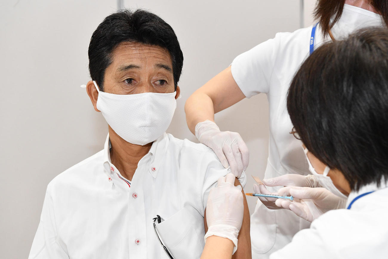 ワクチン接種を受けた日本選手団の福井烈団長（写真提供アフロスポーツ／JOC