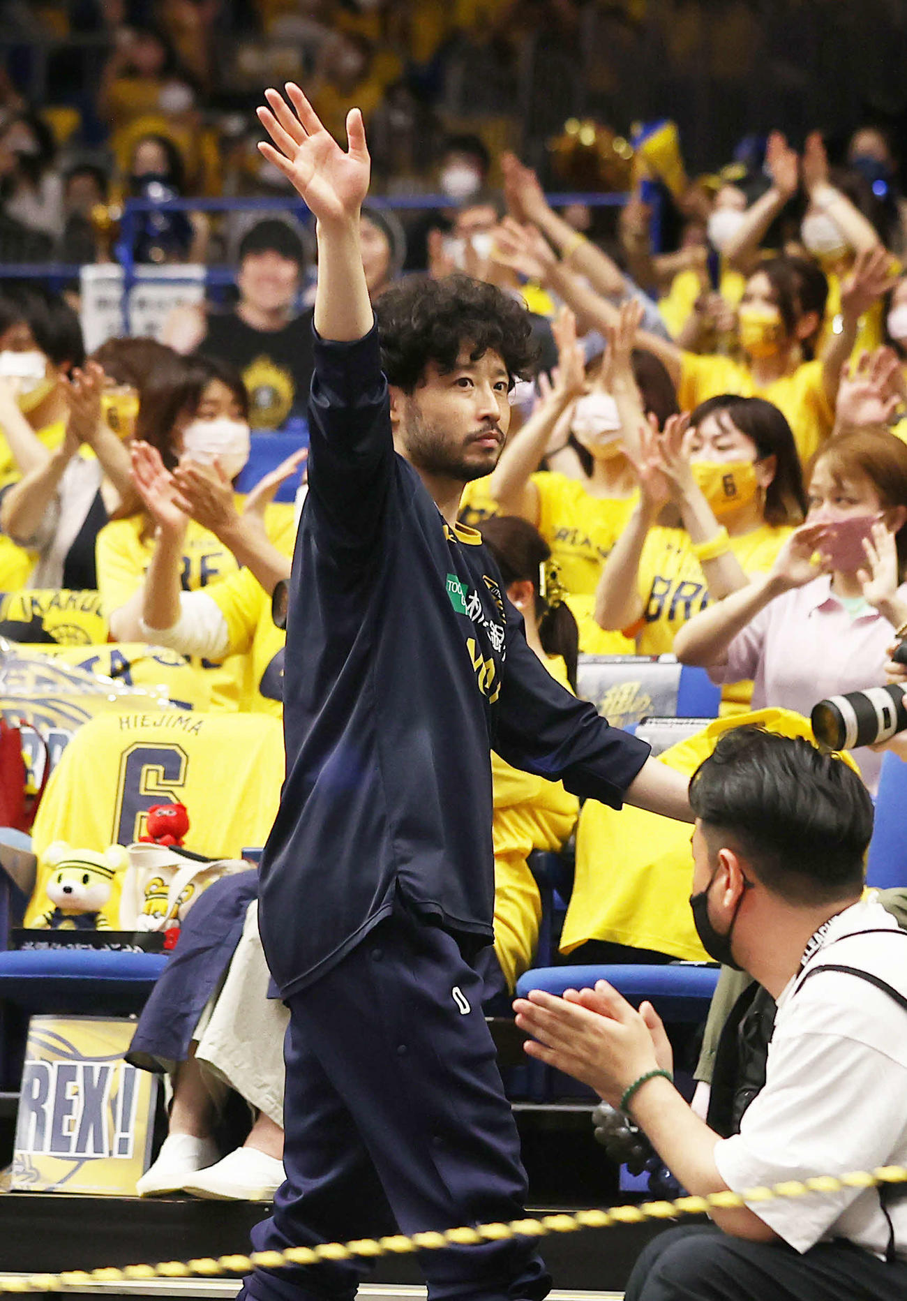 宇都宮対千葉　千葉に敗れて、コートを後にする宇都宮の田臥（代表撮影）