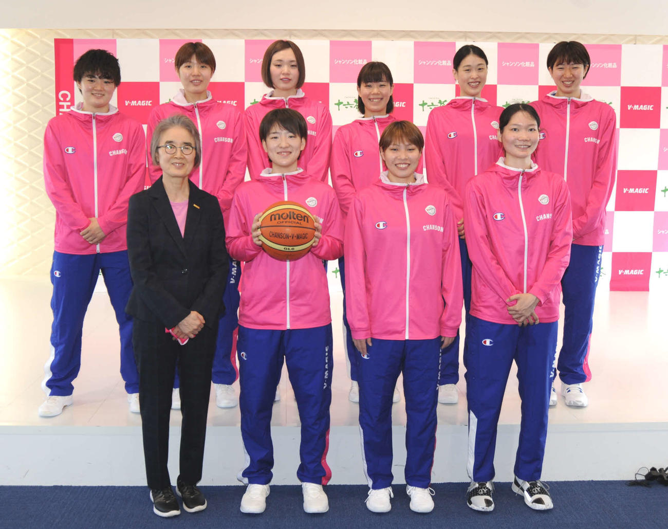 新入団選手発表を行ったシャンソン化粧品のイ・オクチャ監督（前列左端）ら