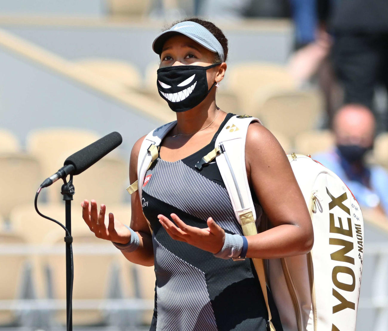 5月30日、全仏オープン女子シングルス1回戦で勝利後、コート上でインタビューに応じる大坂（ゲッティ＝共同）