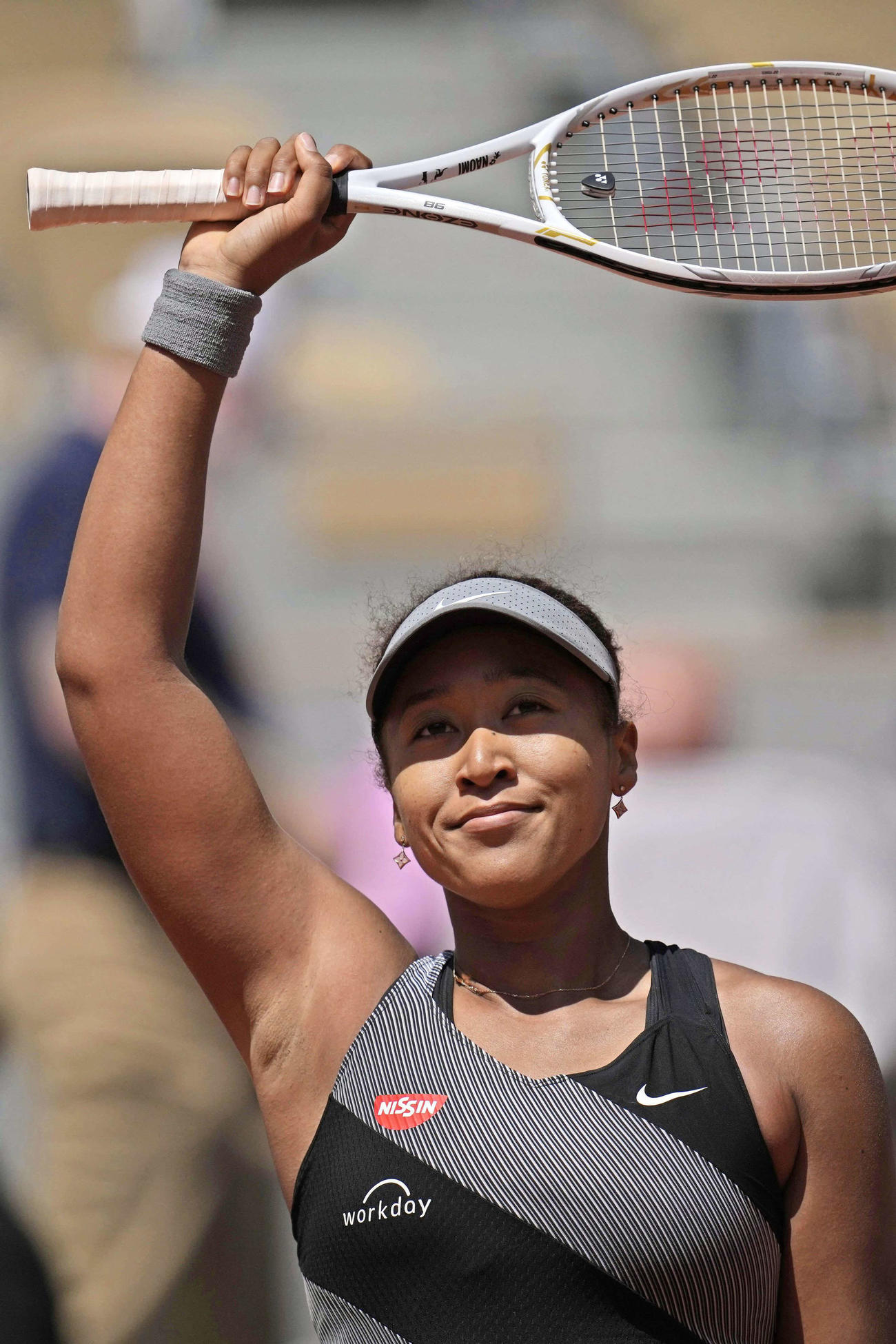 5月30日、全仏オープン女子シングルス1回戦で勝利し歓声に応える大坂（AP）