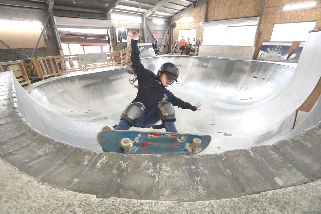 インドアスケートパーク「hot bowl skate park」で滑る菊池湊明さん（撮影・佐藤翔太）