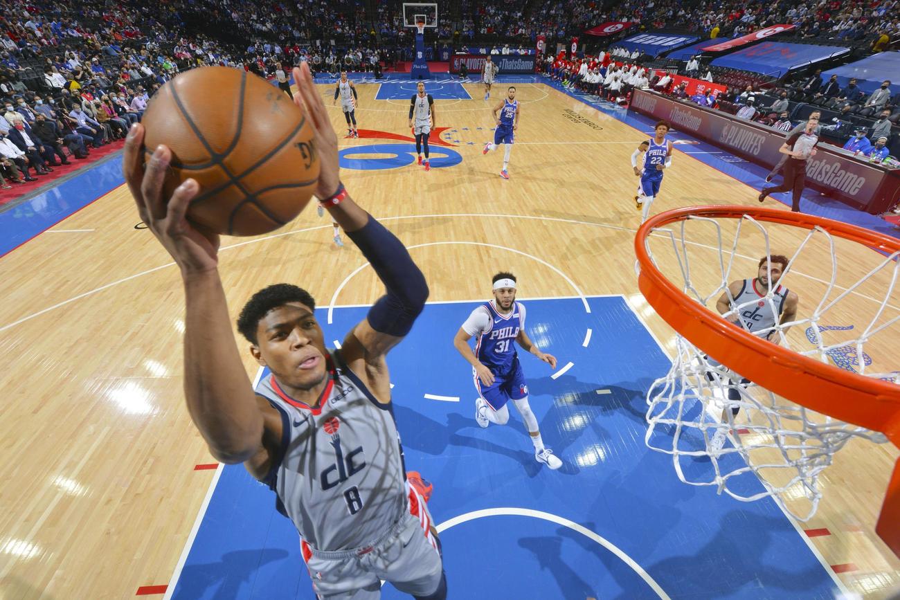 セブンティシクサーズ戦でシュートを狙うウィザーズの八村（NBAE提供・ゲッティ＝共同）