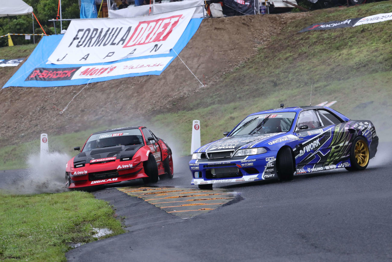 開幕戦決勝で安定の走りを見せた山下広一のJZX100マーク2（右）