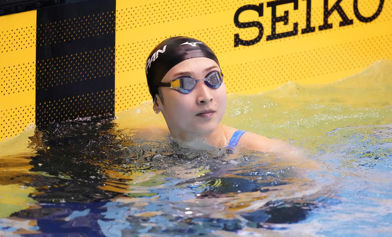 女子50メートル平泳ぎ予選でタイムを確認する池江（撮影・鈴木みどり）