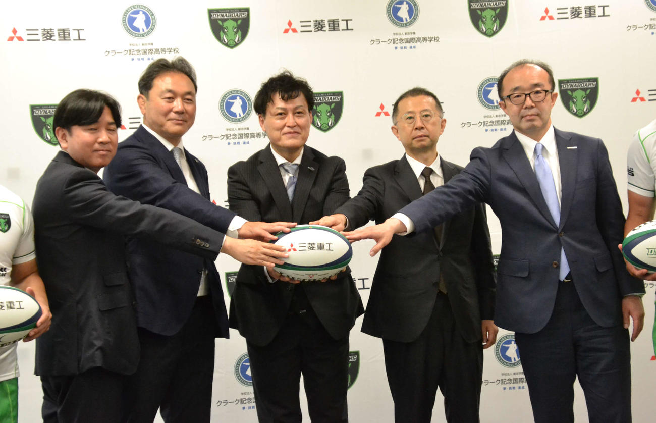 左から大塚敏弘学園長、日本健康医療専門学校清宮克幸校長、松木幸弘同高横浜キャンパス長、三菱重工渡邉啓介広報部兼企業スポーツ推進センター長、石井晃三菱重工相模原ダイナボアーズGM