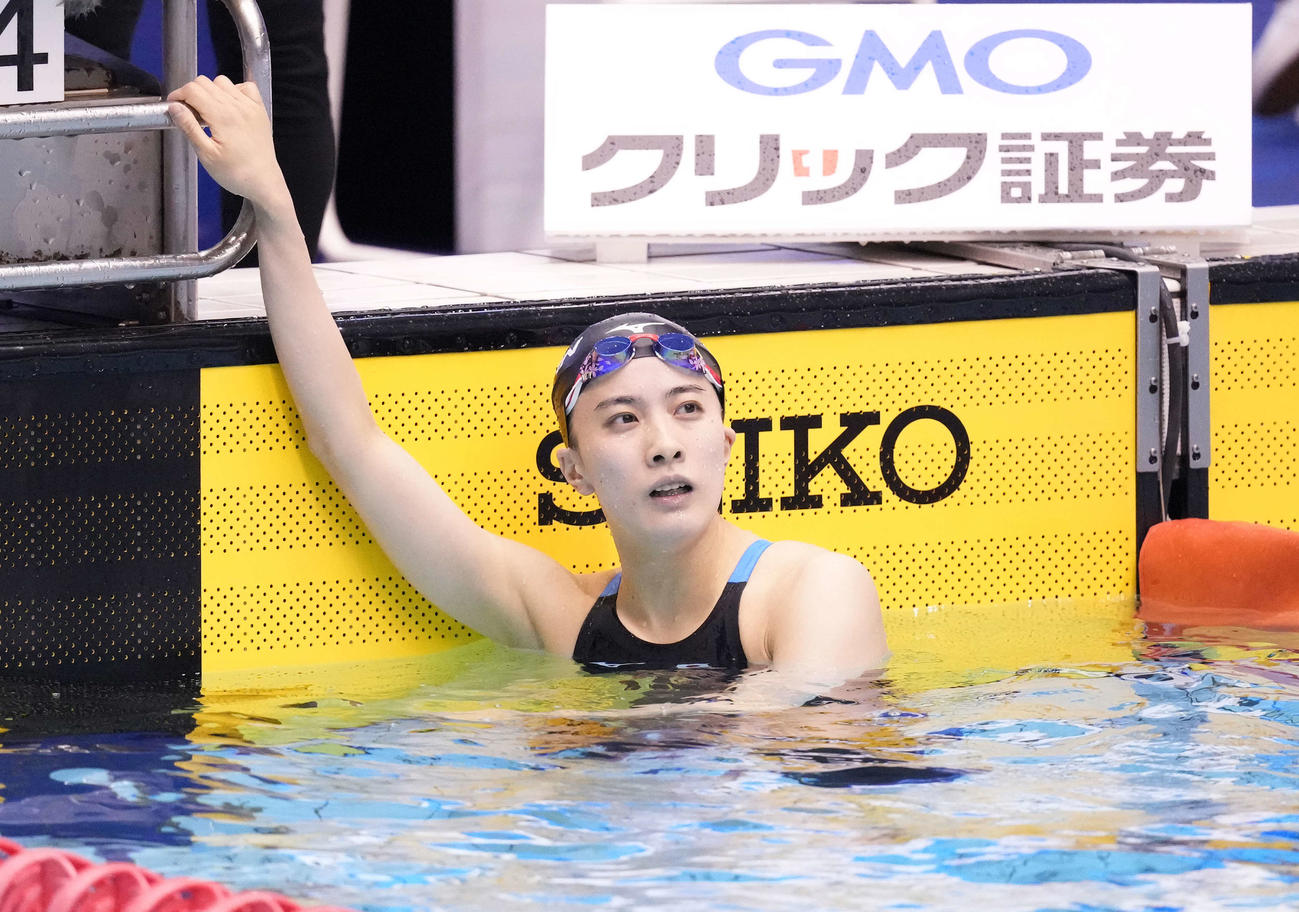 女子400メートル個人メドレーで優勝しタイムを確認する大橋（撮影・鈴木みどり）