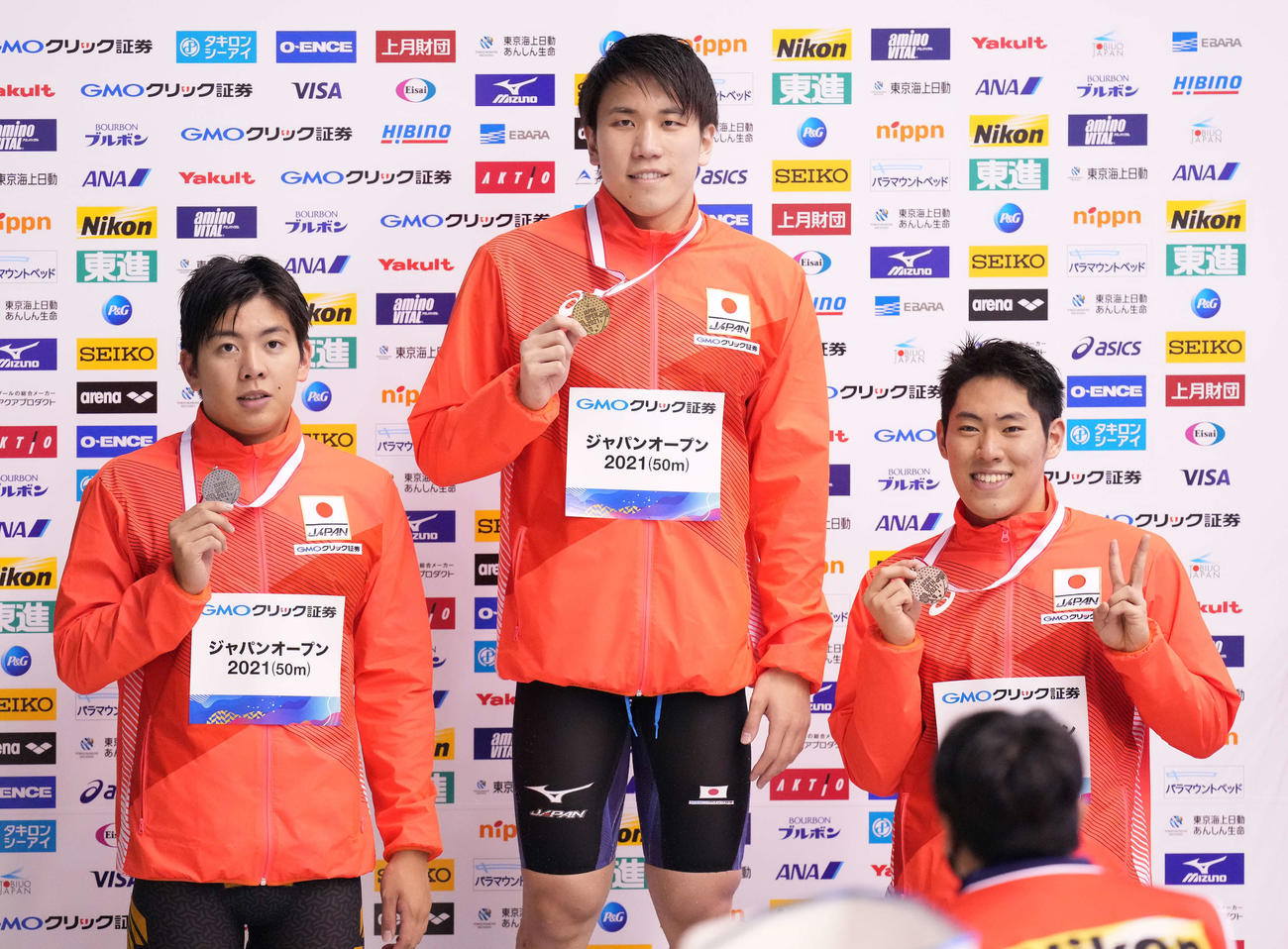 男子200メートル自由形で優勝し表彰台で笑顔の松元（中央）。左は2位の柳本、右は3位の本多（撮影・鈴木みどり）