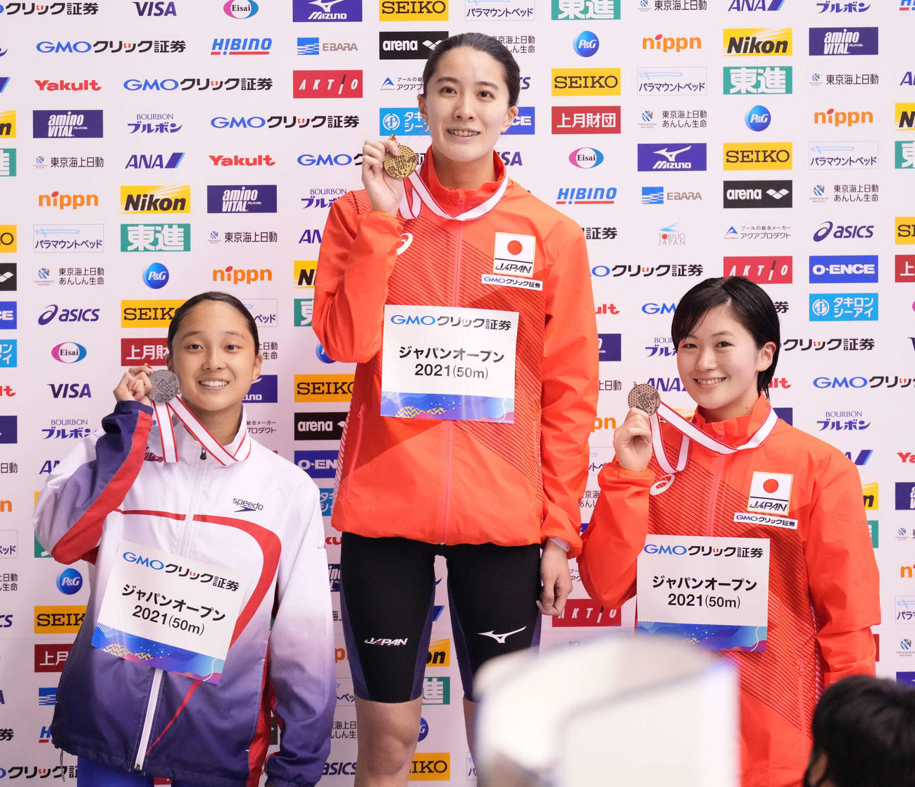 女子400メートル個人メドレーで優勝し表彰台で笑顔の大橋（中央）。左は2位の成田、右は3位の谷川（撮影・鈴木みどり）