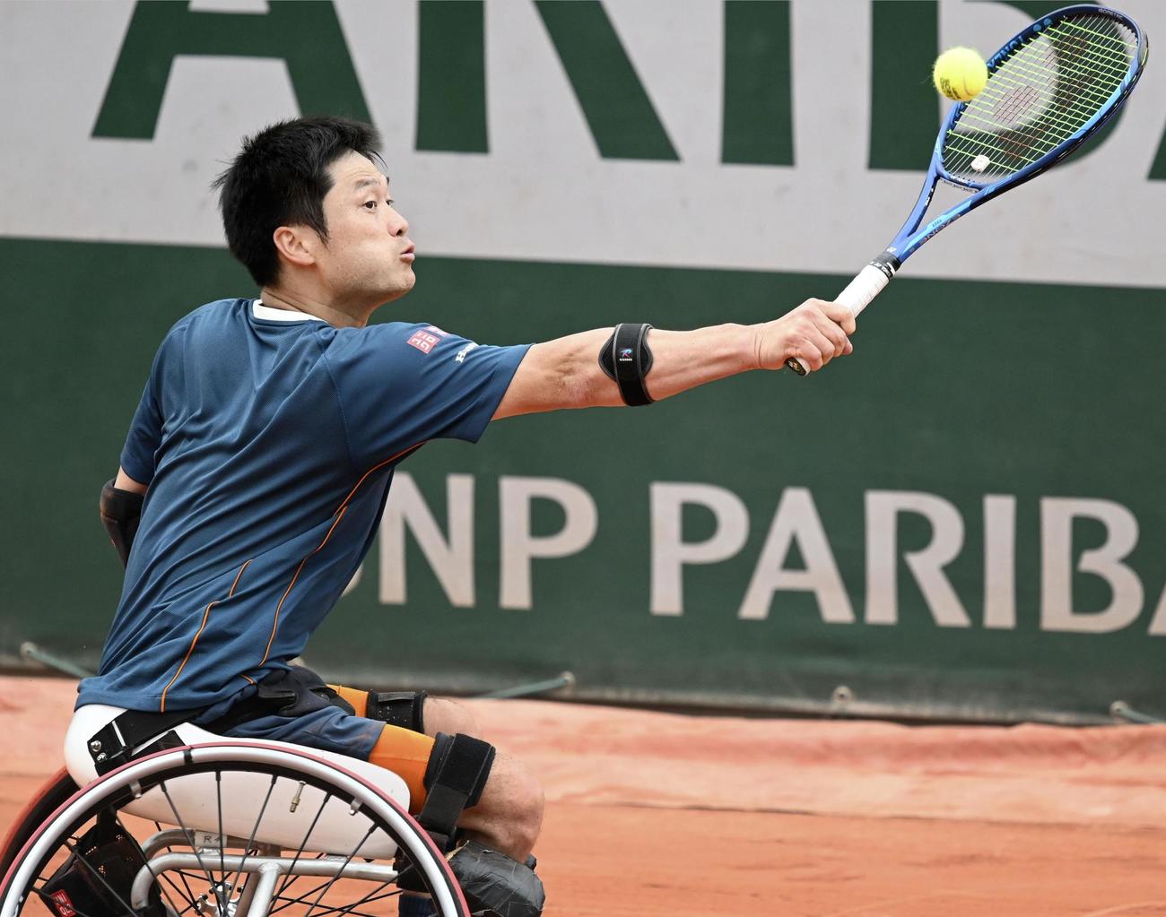 車いすの部男子シングルス1回戦　プレーする国枝慎吾＝パリ（共同）