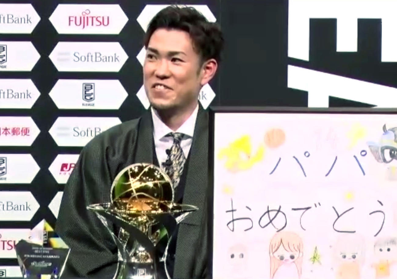 MVPを受賞し、オンラインで記者会見する三河の金丸晃輔（共同）