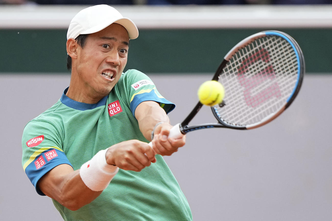 ショットを放つ錦織（AP）