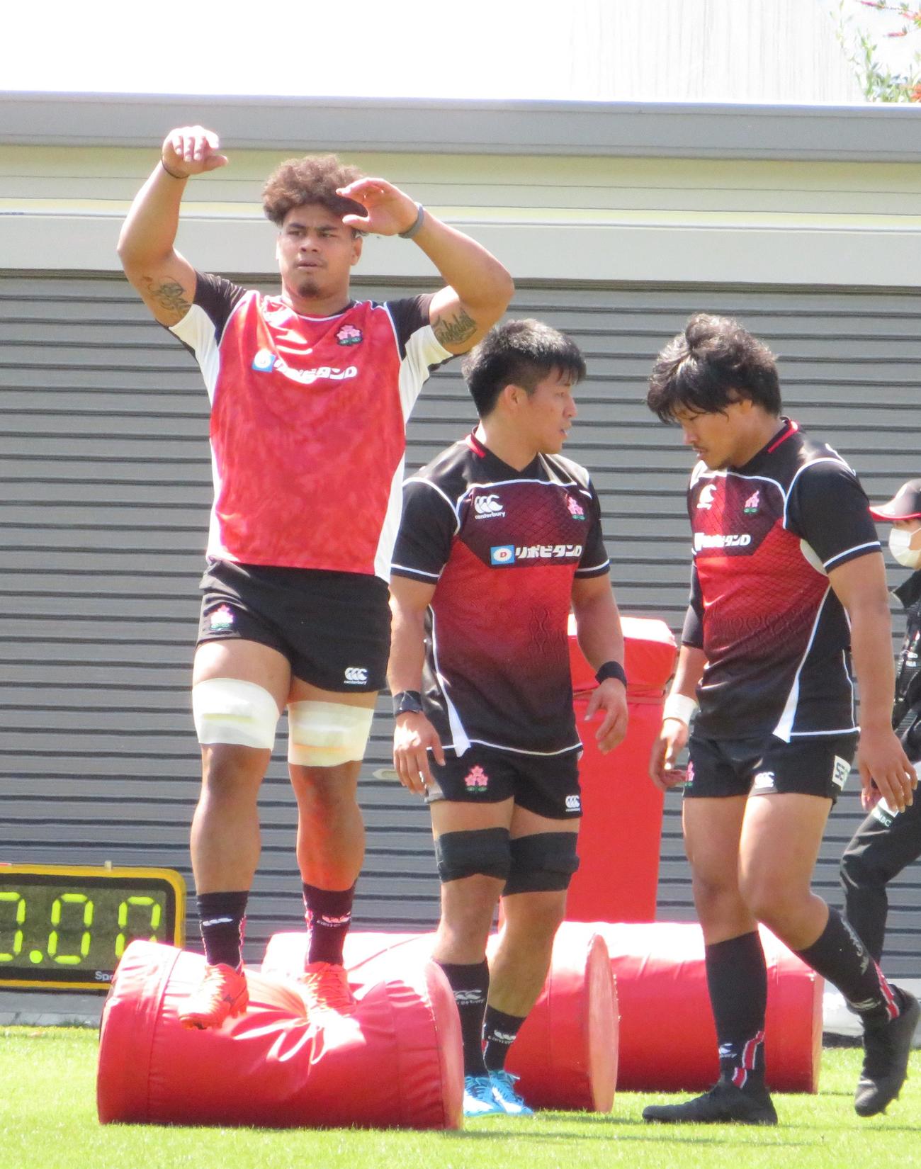 別府合宿に参加するテビタ・タタフ（左）（2021年5月30日撮影）