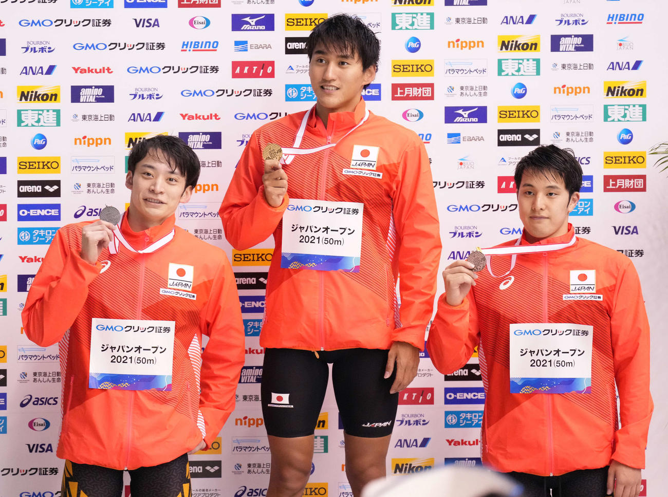 男子200メートル個人メドレーのメダルを手にする、左から2位の入江、優勝の砂間、3位の瀬戸（撮影・鈴木みどり）