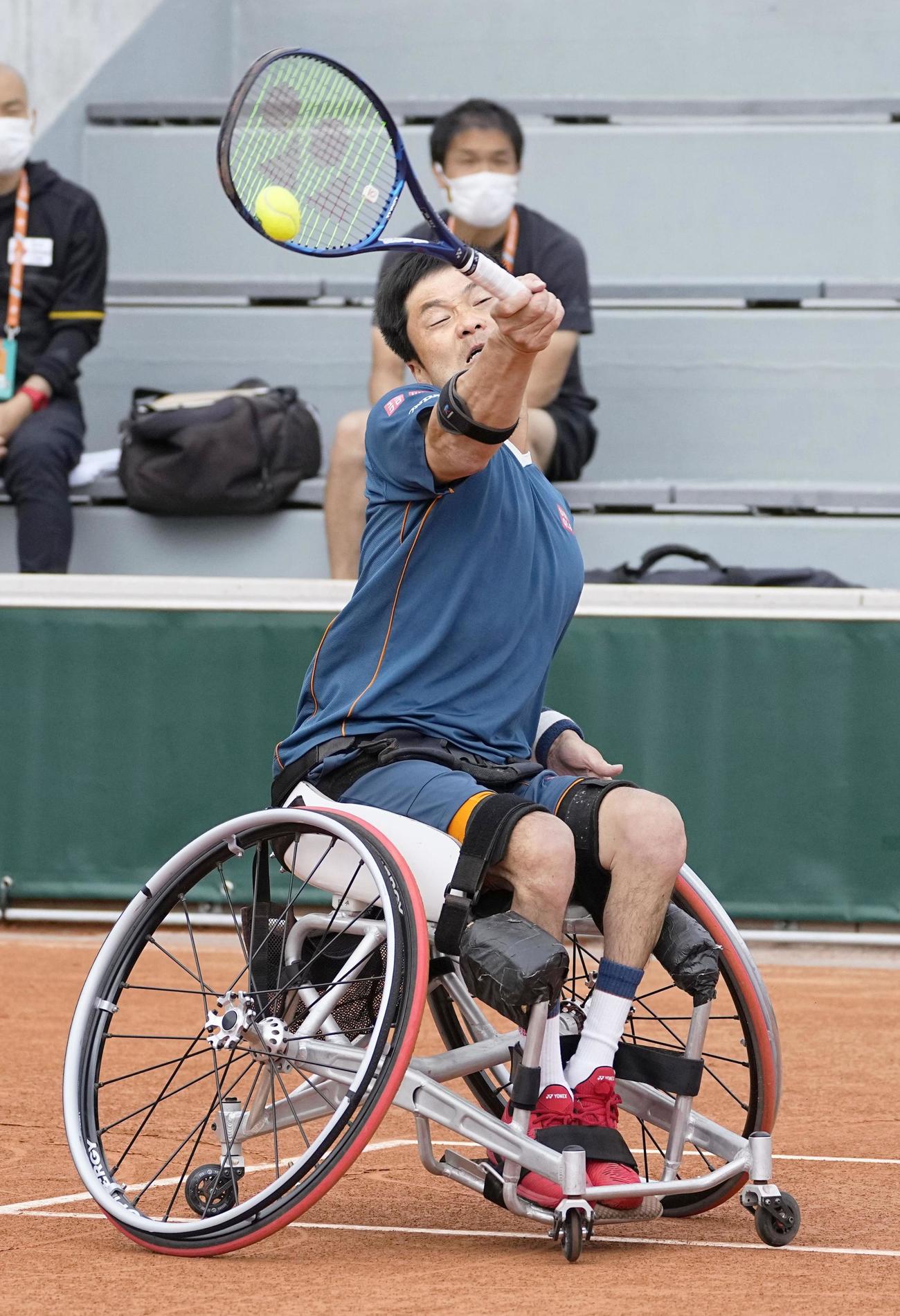 車いすの部男子シングルス準決勝でショットを放つ国枝慎吾（AP＝共同）