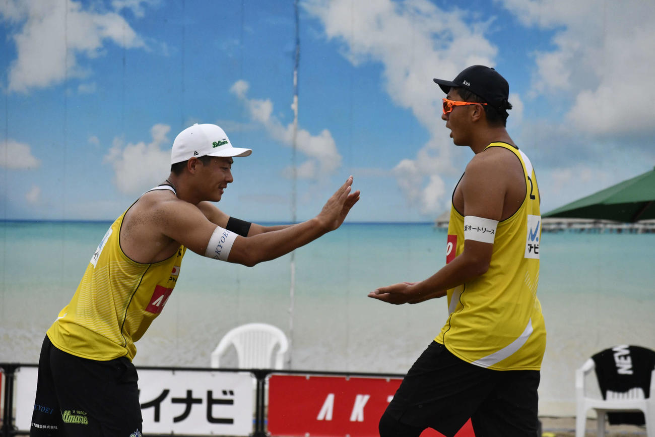 敗者復活戦から勝ち上がり決勝進出を決めた庄司（左）、倉坂組
