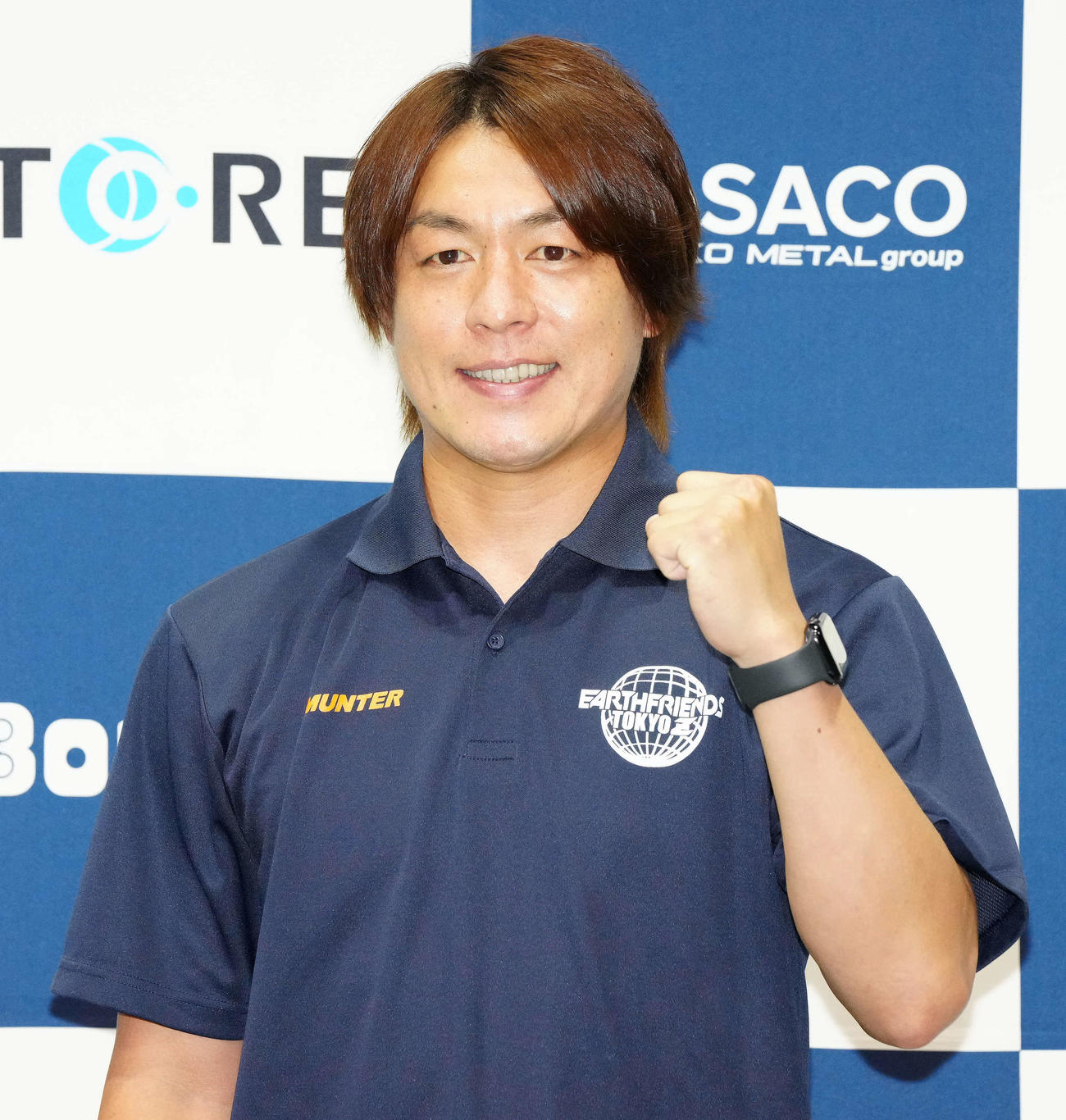 設立されたハンドボールチーム「アースフレンズ」の入団会見に臨み、ガッツポーズを見せる宮崎監督兼選手（撮影・江口和貴）