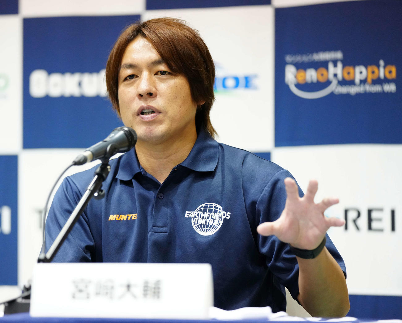 設立されたハンドボールチーム「アースフレンズ」の入団会見に臨む宮崎監督兼選手（撮影・江口和貴）