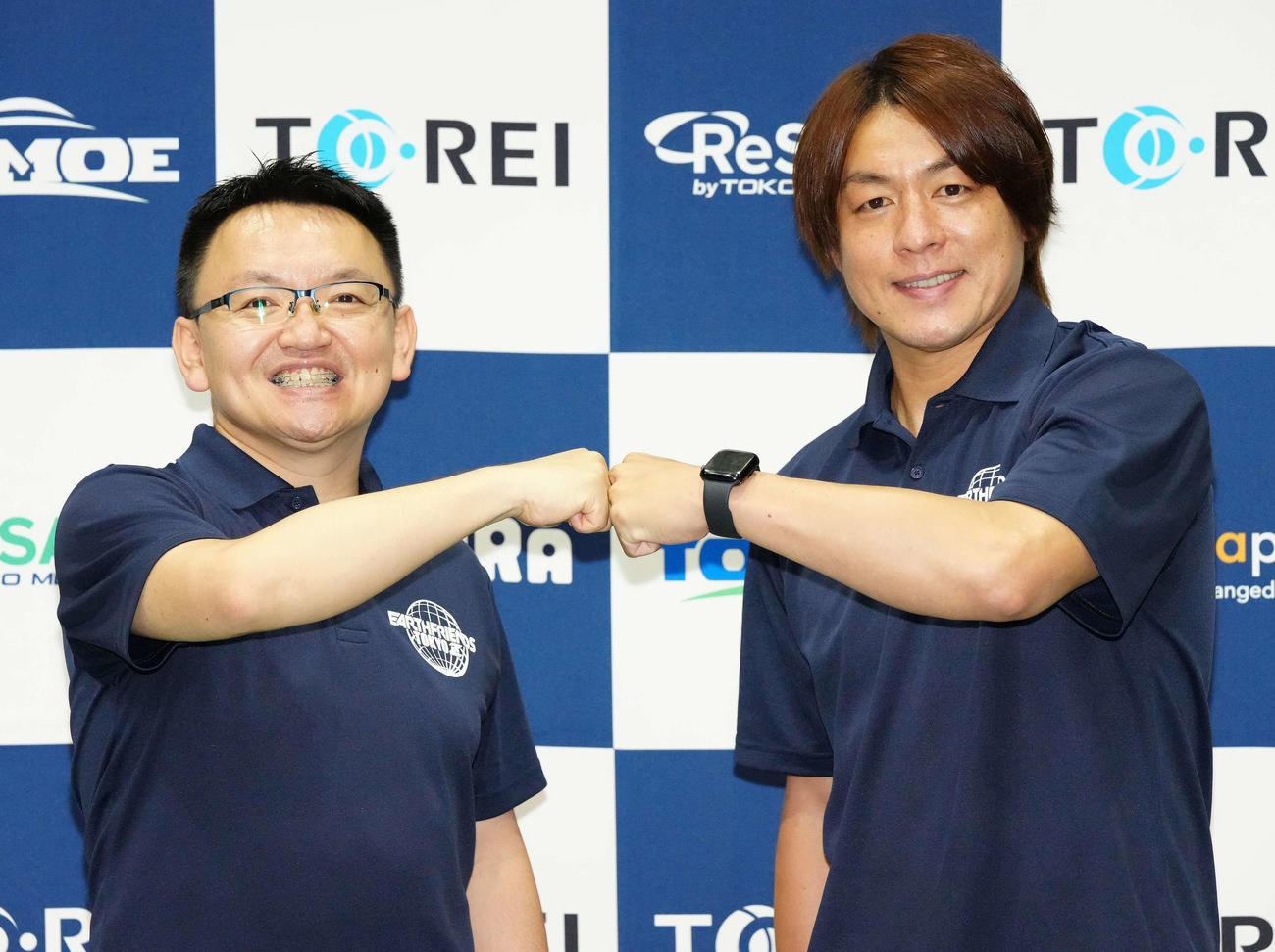 設立されたハンドボールチーム「アースフレンズ」の入団会見に臨みGWC山野社長（左）とタッチをかわす宮崎監督兼選手（撮影・江口和貴）